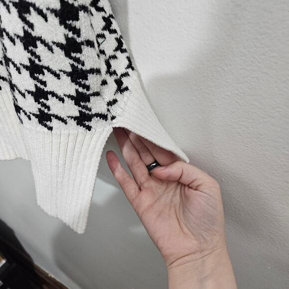 Houndstooth print vintage style sleeveless V neck sweater. Size Medium Large - Picture 4 of 6